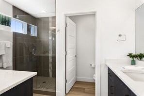 Ensemble douche/baignoire, sèche-cheveux, serviettes fournies, savon