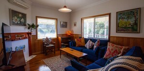 Smart-TV, DVD-Player, Bücher, Stereoanlage