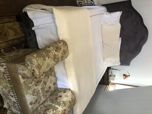 3 habitaciones, tabla de planchar con plancha y cuna de viaje 