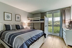 2 chambres, bureau, fer et planche à repasser, lit parapluie