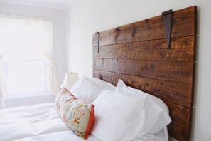 4 bedrooms, desk, iron/ironing board, free WiFi - Historic Farm House on 400 Acre Cattle Farm near Clemson, SC (Williamston)