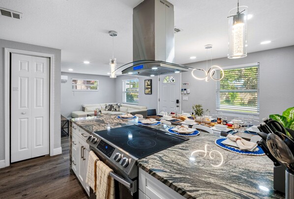 Fridge, microwave, oven, stovetop - Family-Friendly Tampa Home with Heated Pool (Tampa)