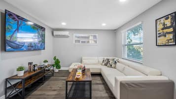 Smart TV, Netflix, Hulu, streaming services