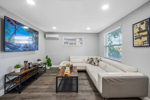 Smart TV, Netflix, Hulu, streaming services - Family-Friendly Tampa Home with Heated Pool (Tampa)