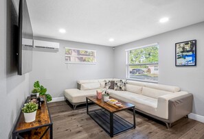 Smart TV, Netflix, Hulu, streaming services - Family-Friendly Tampa Home with FREE Heated Pool (Tampa)