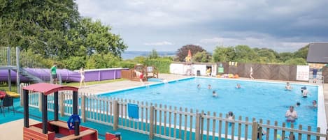 Una piscina techada, una piscina al aire libre