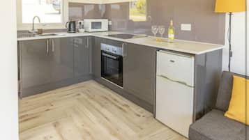 Kylskåp, mikrovågsugn, ugn och spishäll