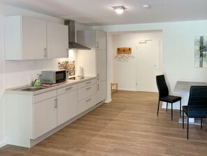 Kühlschrank, Mikrowelle, Geschirrspüler, Kochgeschirr/Geschirr/Besteck