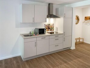 Kühlschrank, Mikrowelle, Geschirrspüler, Kochgeschirr/Geschirr/Besteck