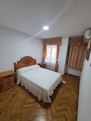 3 bedrooms, iron/ironing board, WiFi, bed sheets - Modern apartment right in centre of Alicante Spain (Alicante)