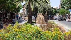 A modern urban street with tall buildings, a palm tree, and a street with cars and pedestrians. - Modern apartment right in centre of Alicante Spain (Alicante)
