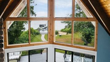 Télévision, cheminée, lecteur de DVD