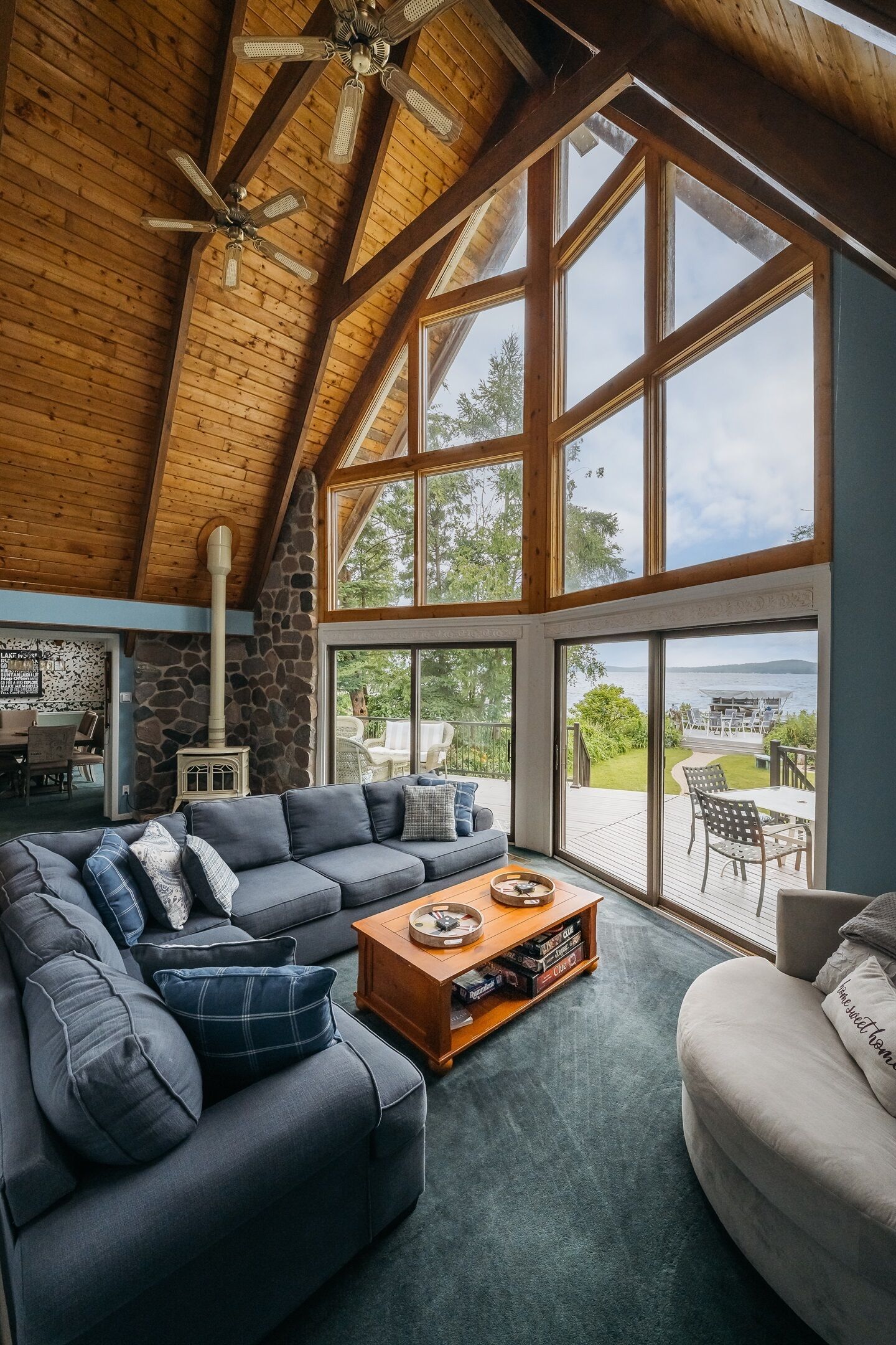 Télévision, cheminée, lecteur de DVD