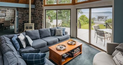 Serenity Shores on Lake Skegemog~ Boat, Ski & Sip!