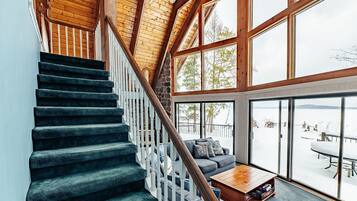 Télévision, cheminée, lecteur de DVD