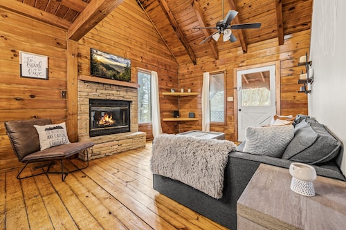 Log Cabin w/ Amenities. New Hot Tub. Quiet/Close to the Park/Pigeon Forge