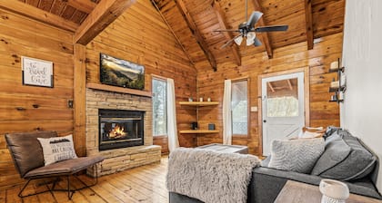 Log Cabin w/ Amenities. New Hot Tub. Quiet/Close to the Park/Pigeon Forge
