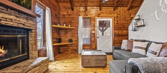 Log Cabin w/ Amenities. New Hot Tub. Quiet/Close to the Park/Pigeon Forge