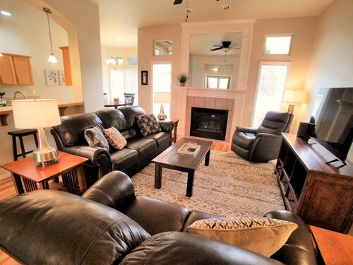 Beautiful Home in Golf Course Community - 3 Bedroom plus Den