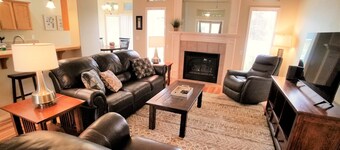Beautiful Home in Golf Course Community - 3 Bedroom plus Den