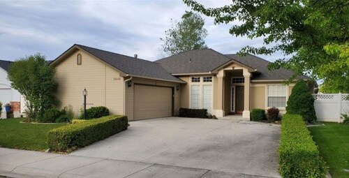 Beautiful Home in Golf Course Community - 3 Bedroom plus Den