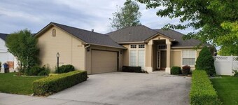 Beautiful Home in Golf Course Community - 3 Bedroom plus Den