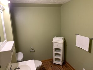 Duschwanne, Handtücher, Seife, Toilettenpapier