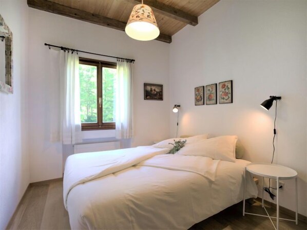 2 habitaciones, escritorio, tabla de planchar con plancha y wifi 