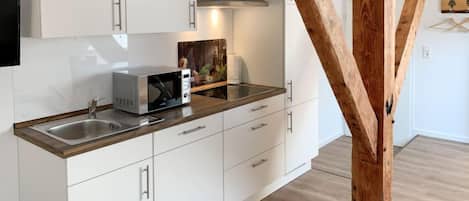 KĂŒhlschrank, Mikrowelle, GeschirrspĂŒler, Toaster