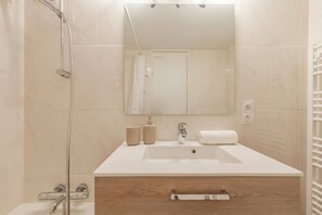 Combined shower/tub, towels - Résidence Grand Roc - Campanules 016, Argentière (Chamonix), France (Argentière (Chamonix))