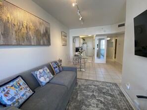 Smart TV, Hulu, streaming services, offices - Beachfront apartment with Ocean View (Miami Beach)