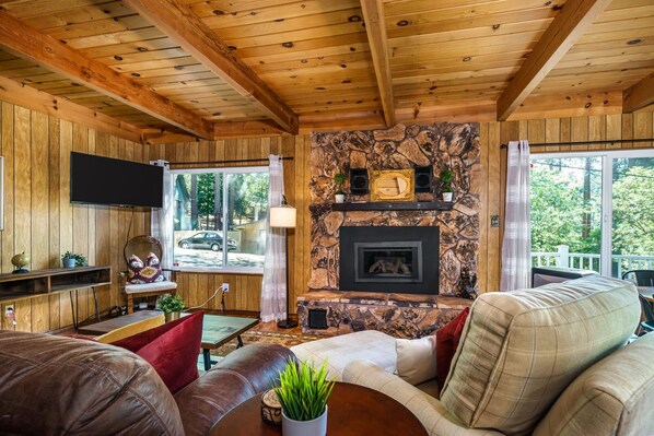 Smart TV, fireplace, Netflix, streaming services