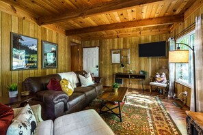 Smart TV, fireplace, Netflix, streaming services