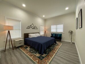 3 bedrooms, desk, iron/ironing board, free WiFi