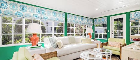 Téléviseur connecté, livres, chaßne audio, bureau