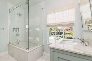 Chuveiro, secador de cabelo, toalhas de banho, shampoo