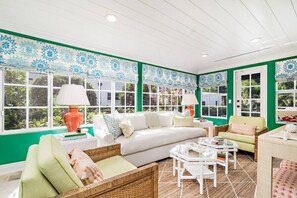 Smart-TV, Bücher, Stereoanlage, Arbeitsbereiche