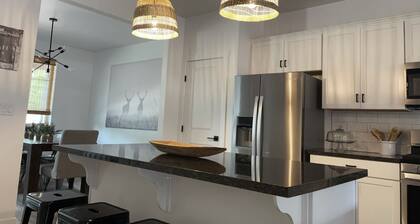 5 Bedroom, 5 Minutes from Downtown