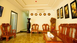Lobby sitting area - Panorama Hotel & Coffee (Hue)