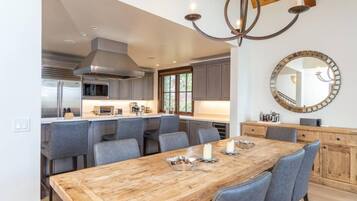 House, 6 Bedrooms | Dining