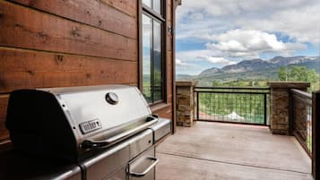 House, 6 Bedrooms | Balcony