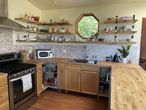 Køleskab, mikrobølgeovn, ovn, kogeplade