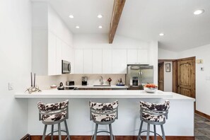 Kühlschrank, Mikrowelle, Herdplatte, Geschirrspüler