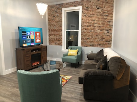 TV, fireplace. Heart of downtown Canton