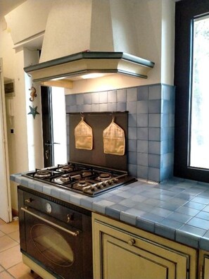 Refrigerador, horno, parrilla de estufa y lavavajillas