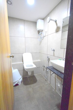 Combined shower/bathtub, spring water bathtub, rainfall showerhead