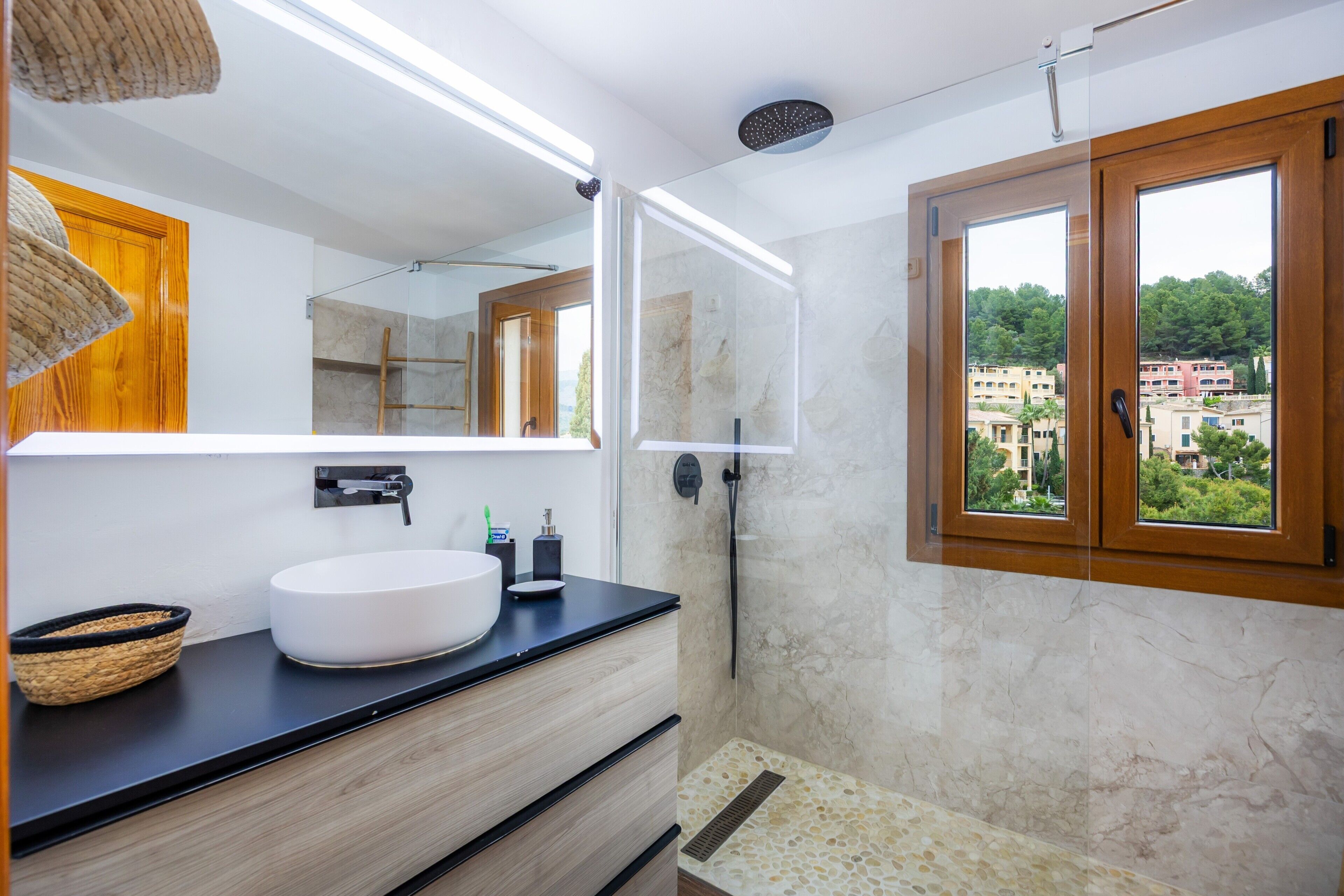 Bathtub, free toiletries, hair dryer, towels
