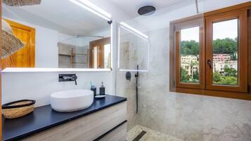 Bathtub, free toiletries, hair dryer, towels