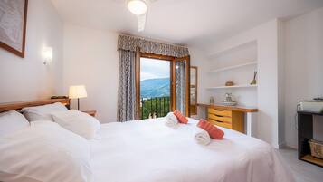 3 bedrooms, desk, iron/ironing board, free WiFi