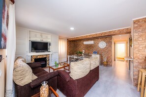 TV - "Can Caragol" Holiday Apartment with Private Terrace, A/C & WiFi (Cala Rajada)